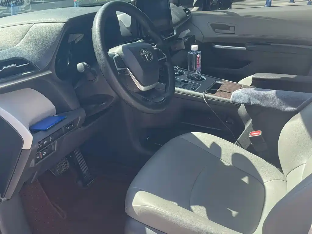 Toyota Granvia — фото 4