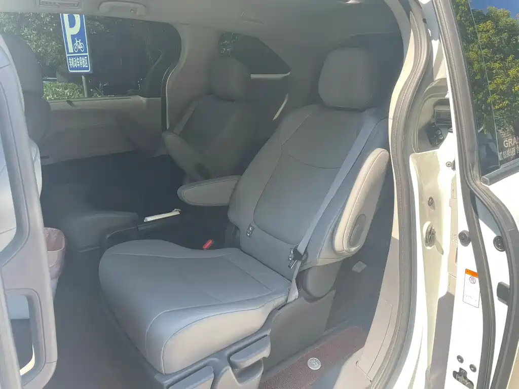 Toyota Granvia — фото 5