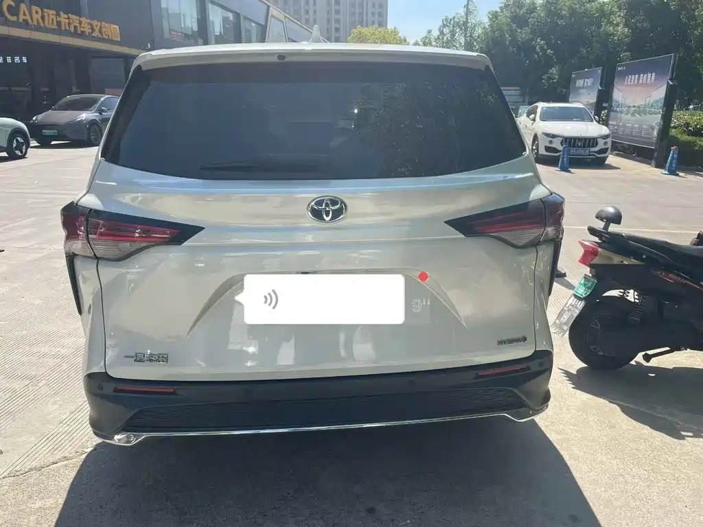 Toyota Granvia — фото 6