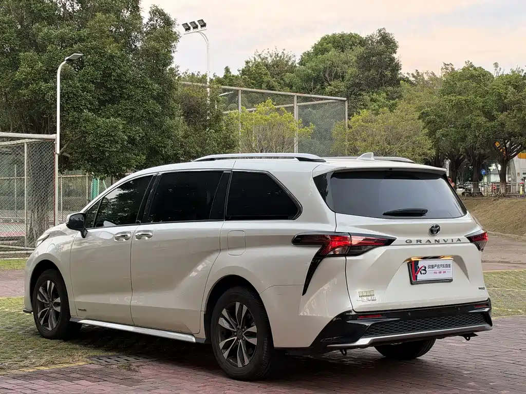 Toyota Granvia — фото 10