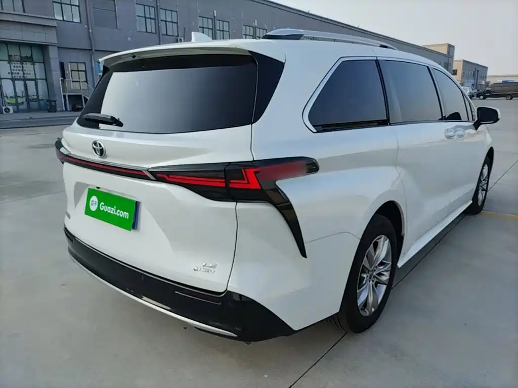 Toyota Sienna — фото 7
