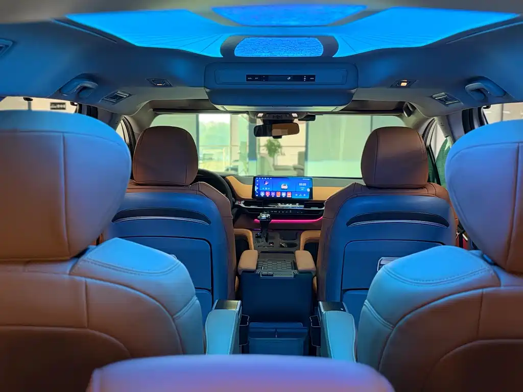 Toyota Granvia — фото 10