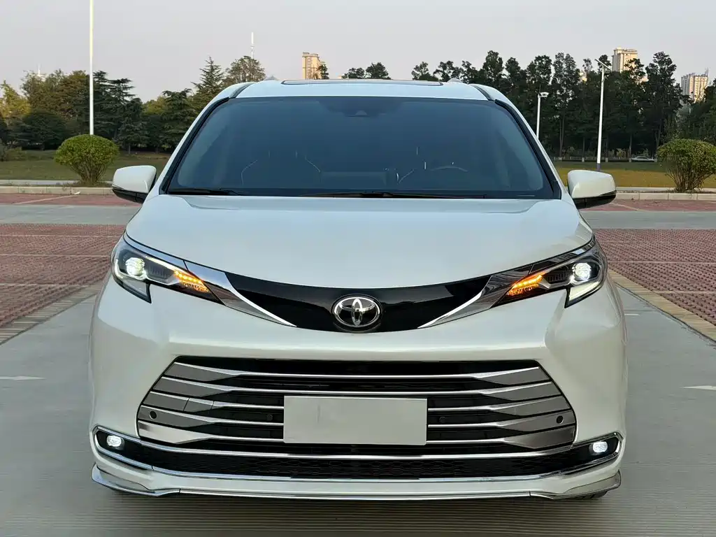 Toyota Sienna — фото 2