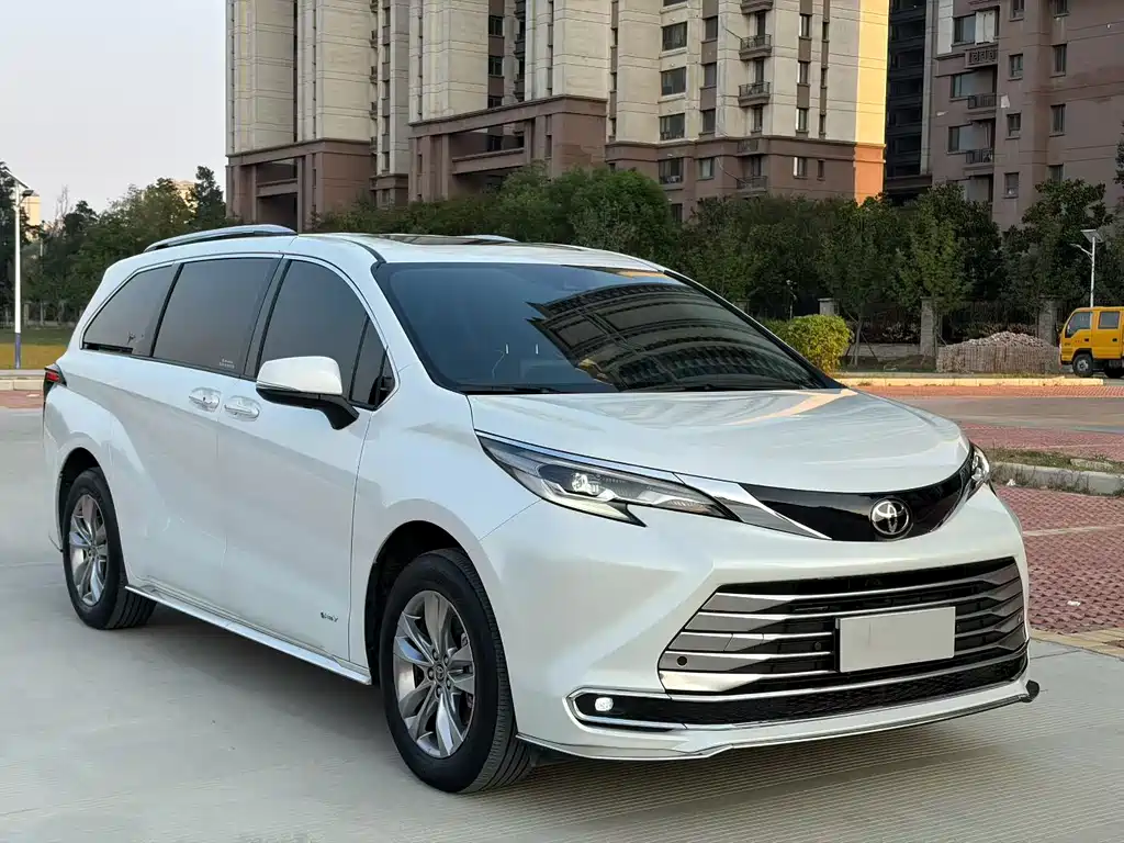 Toyota Sienna — фото 3