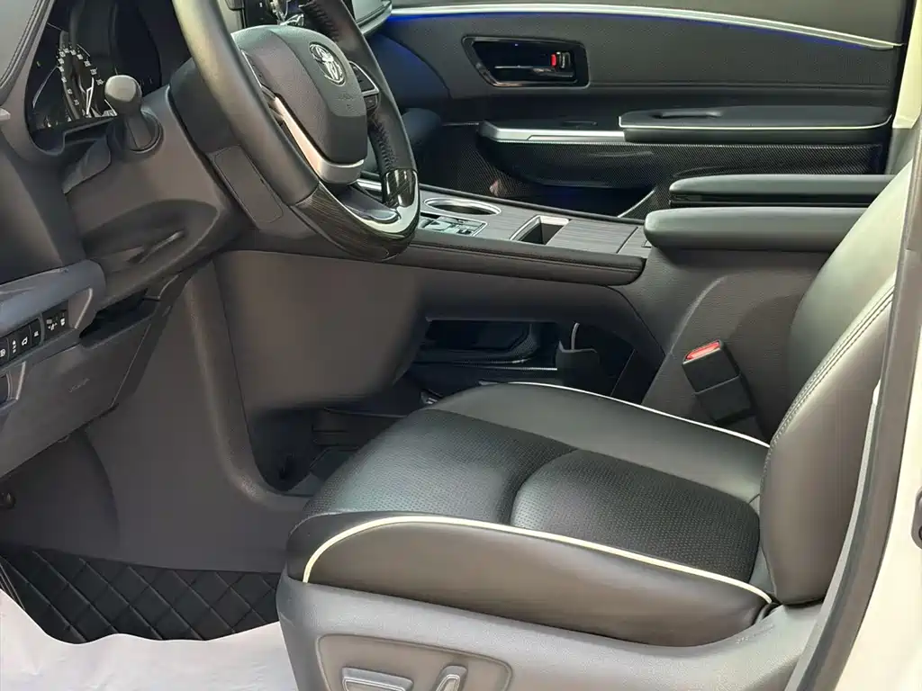 Toyota Sienna — фото 4