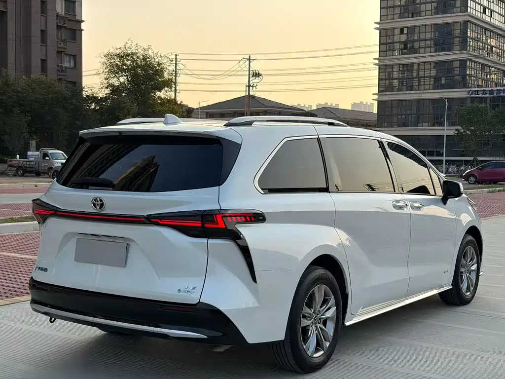 Toyota Sienna — фото 7
