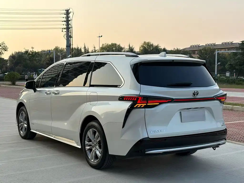 Toyota Sienna — фото 9
