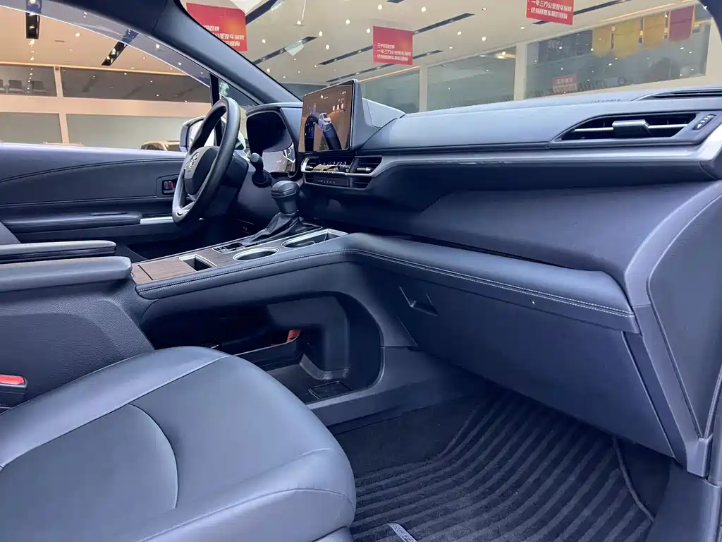 Toyota Granvia — фото 11