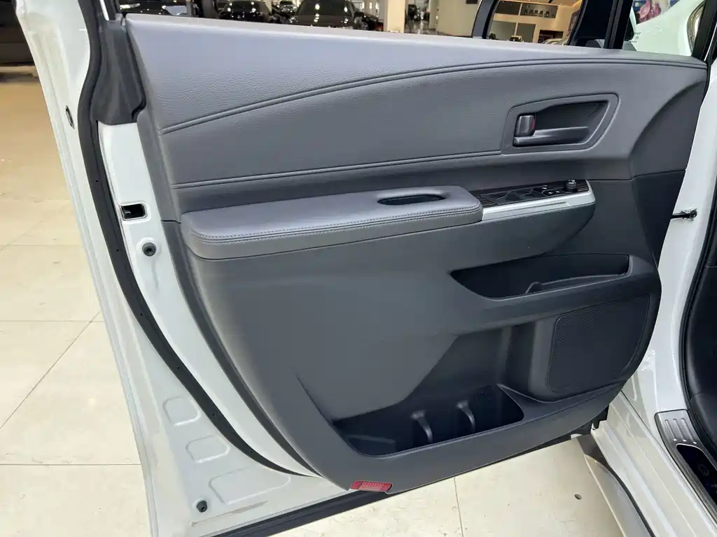 Toyota Granvia — фото 17
