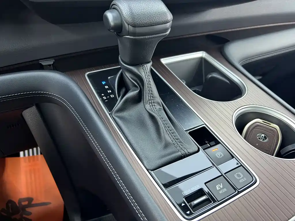 Toyota Granvia — фото 23