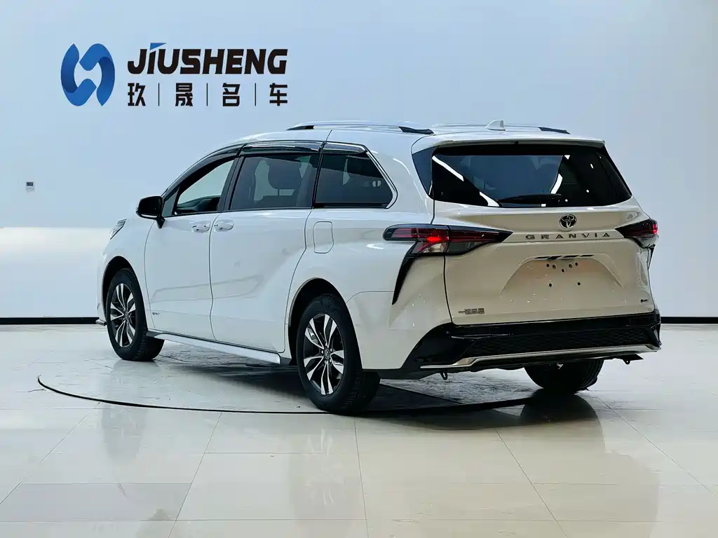 Toyota Granvia — фото 4