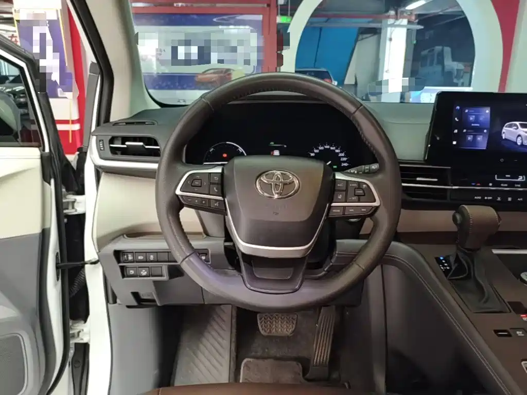 Toyota Sienna — фото 11