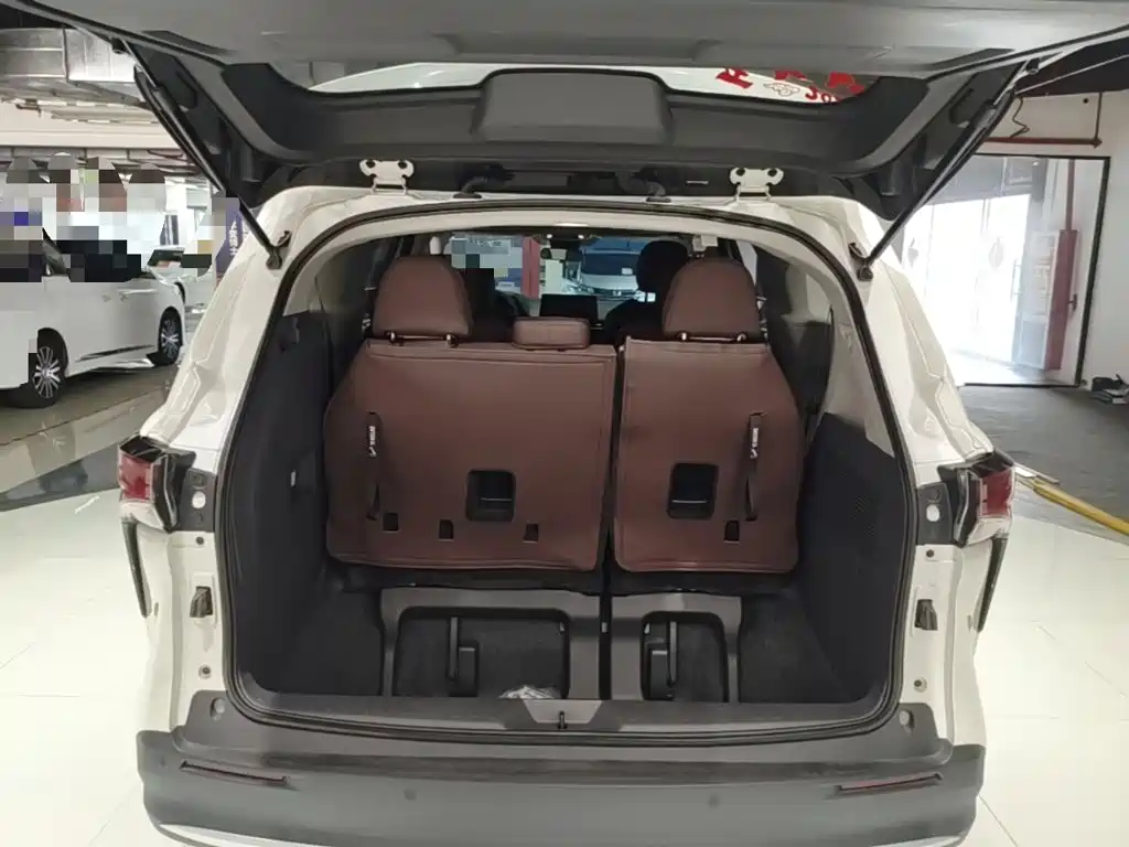 Toyota Sienna — фото 19