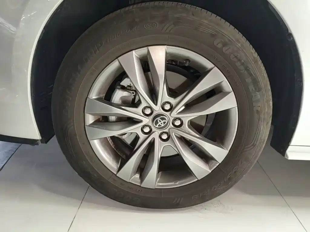 Toyota Sienna — фото 23
