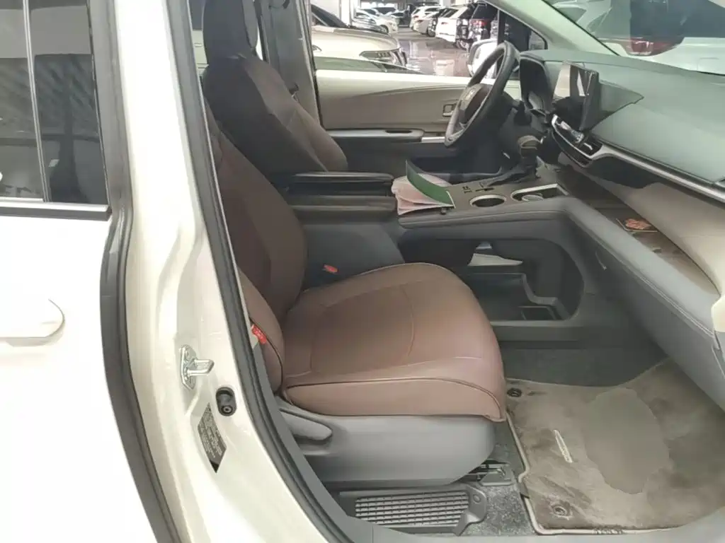 Toyota Sienna — фото 25
