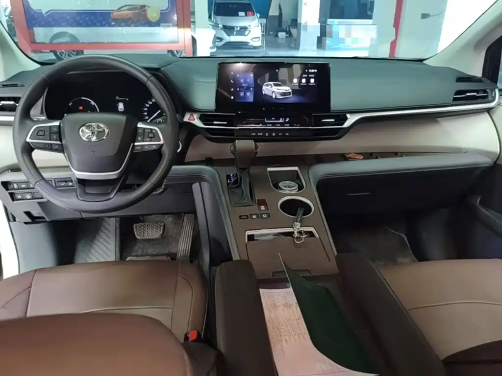 Toyota Sienna — фото 10