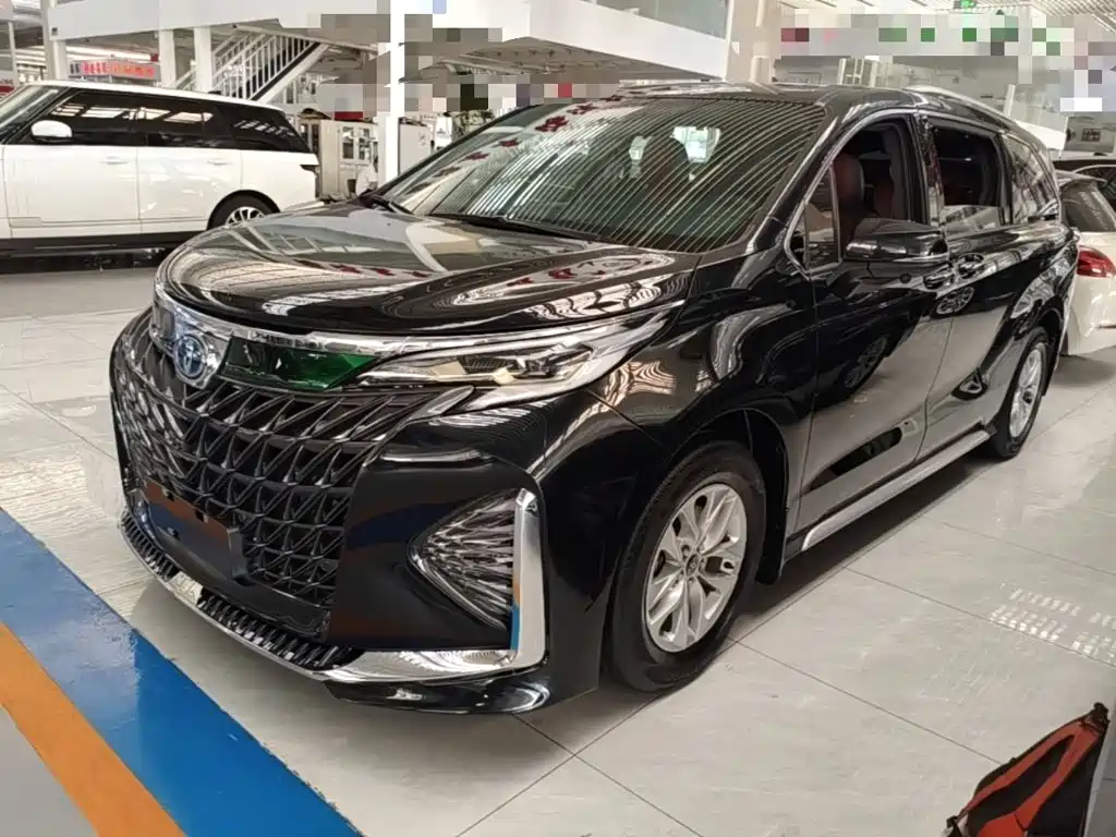 Toyota Granvia — фото 2