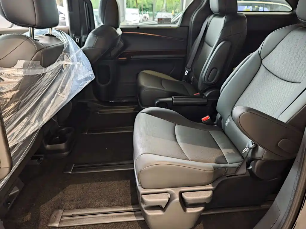 Toyota Granvia — фото 11