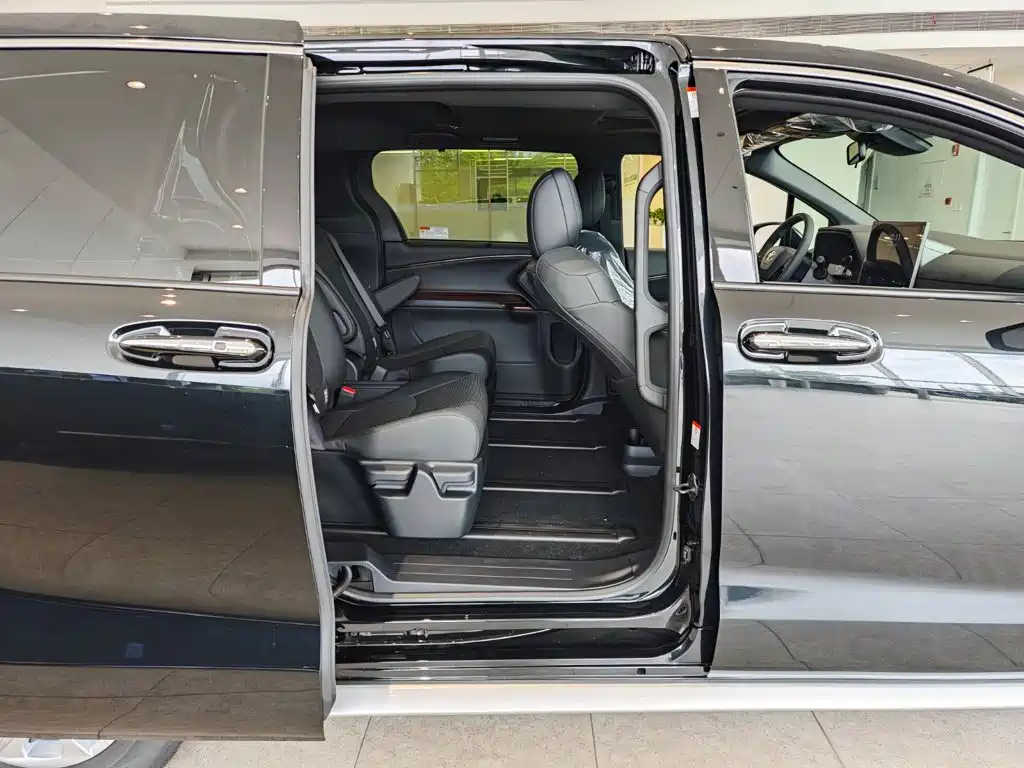 Toyota Granvia — фото 13
