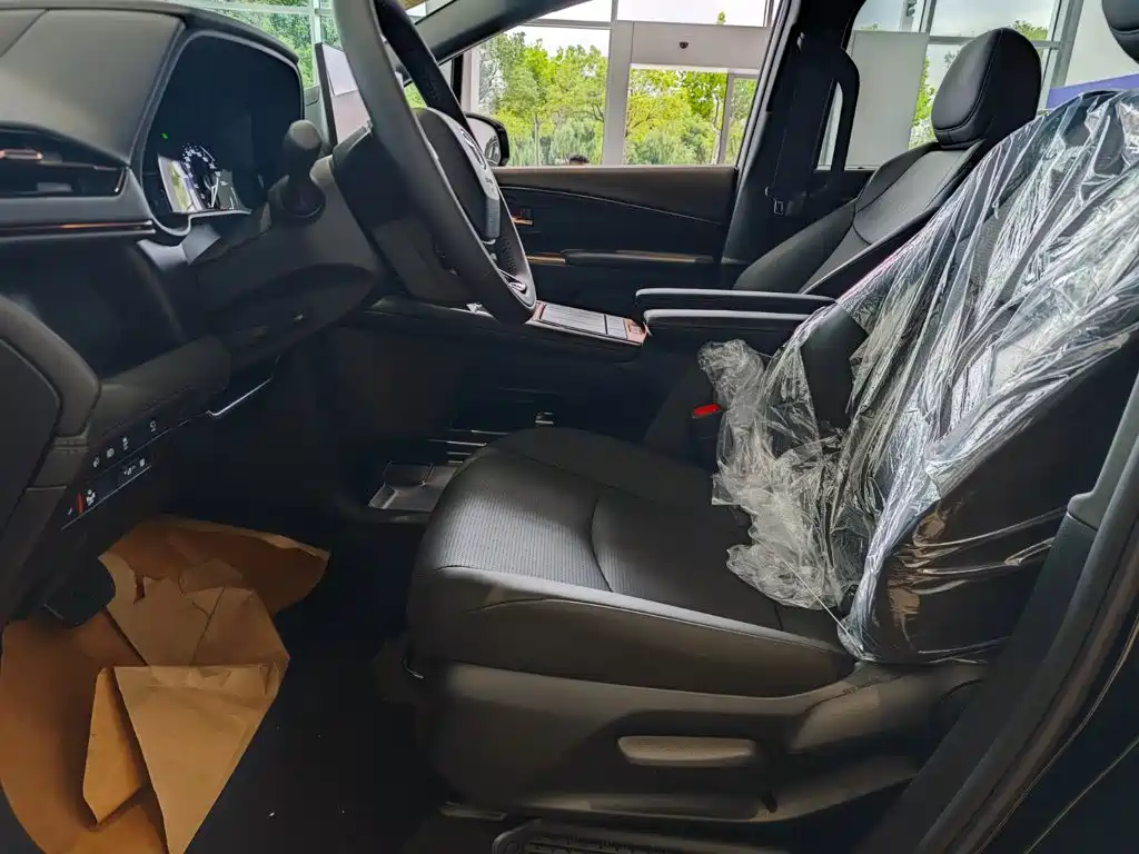 Toyota Granvia — фото 7