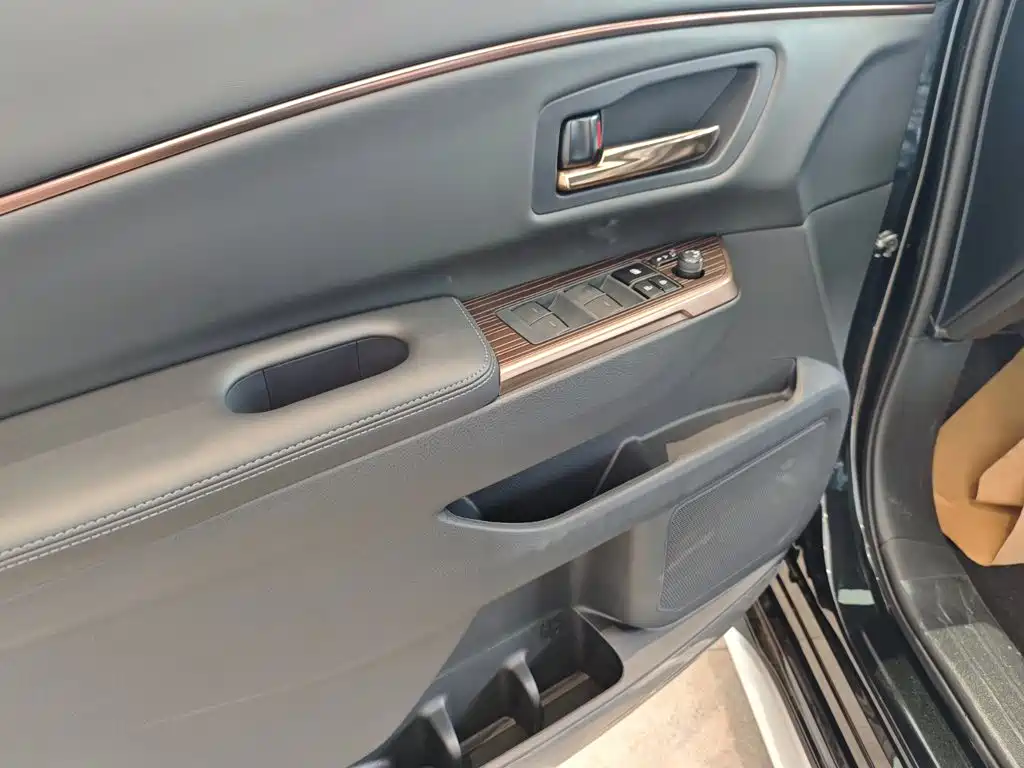 Toyota Granvia — фото 10