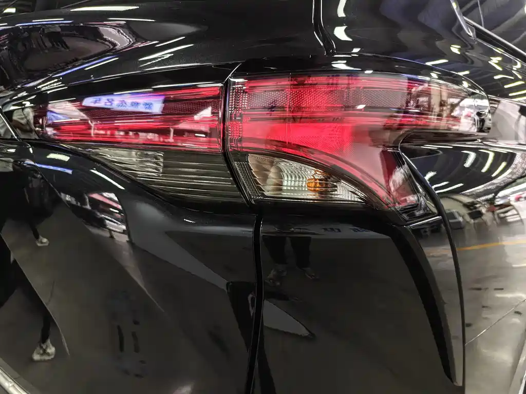 Toyota Granvia — фото 13