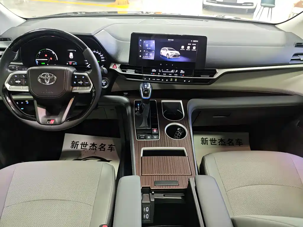 Toyota Granvia — фото 7