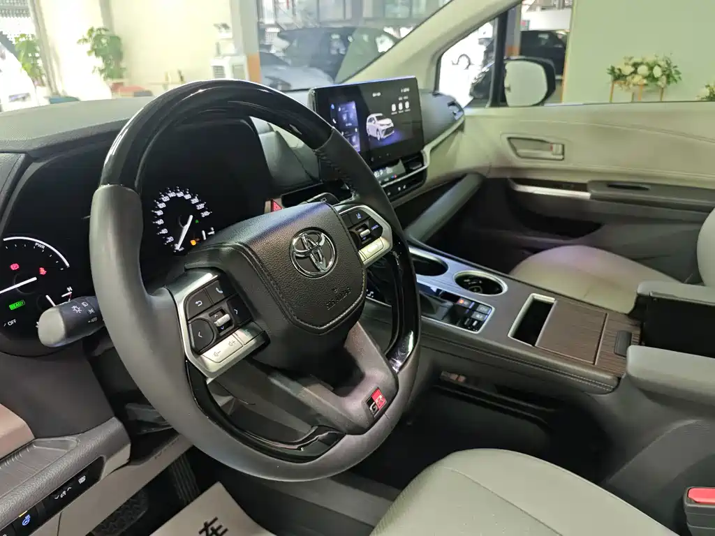 Toyota Granvia — фото 8