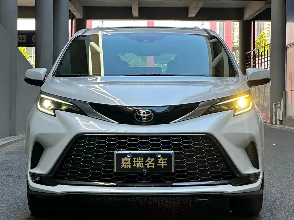 Toyota Granvia — фото 2