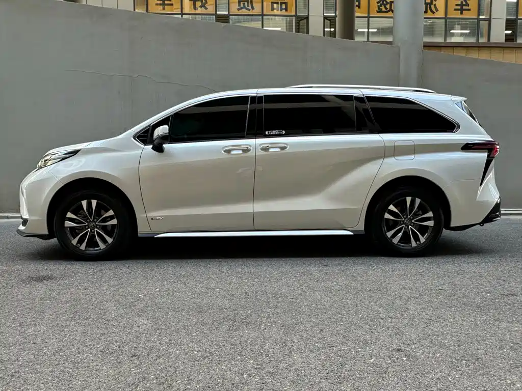 Toyota Granvia — фото 3