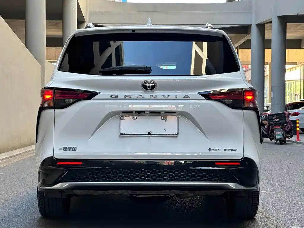 Toyota Granvia — фото 4