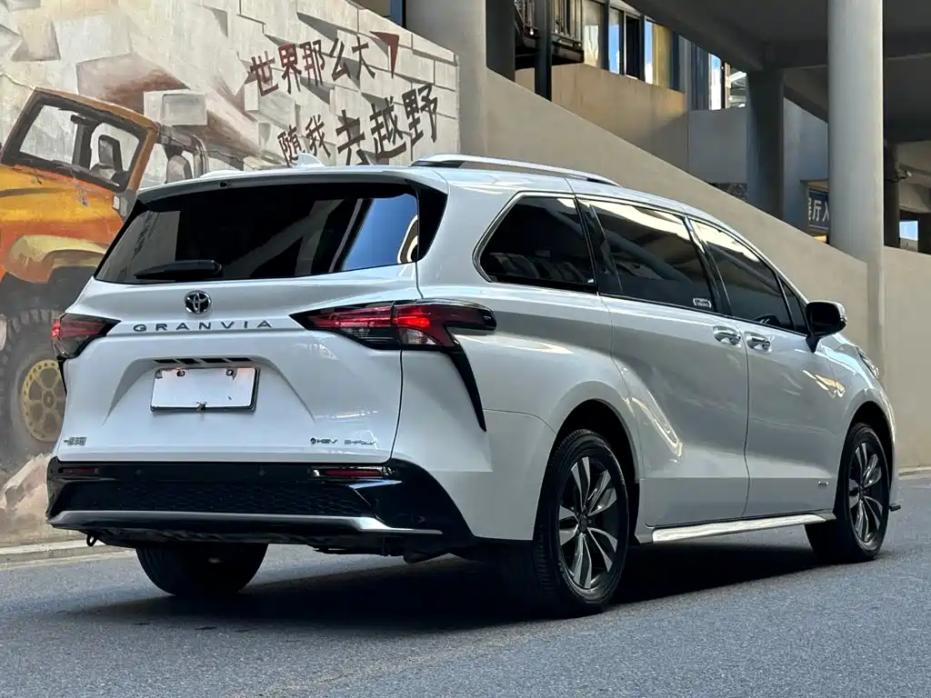 Toyota Granvia — фото 5