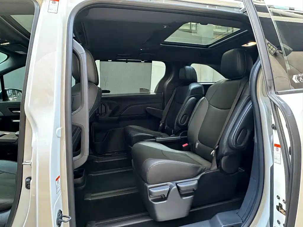 Toyota Granvia — фото 10