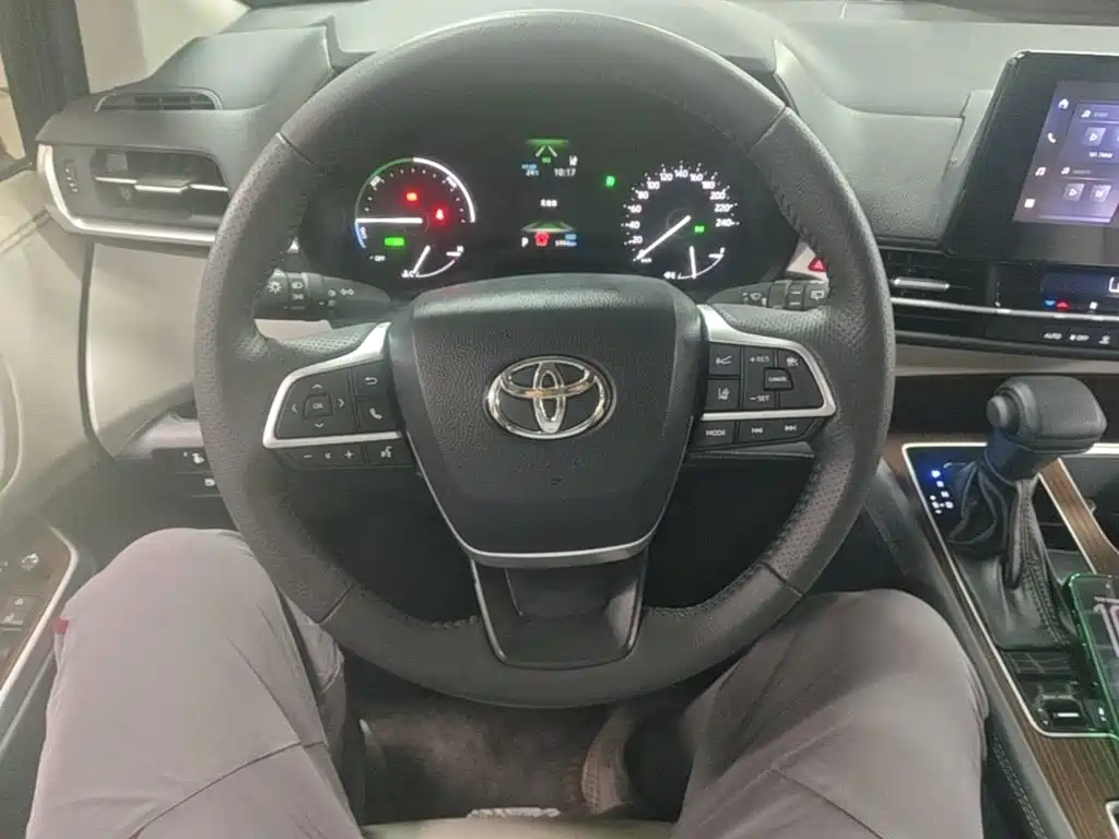 Toyota Sienna — фото 11