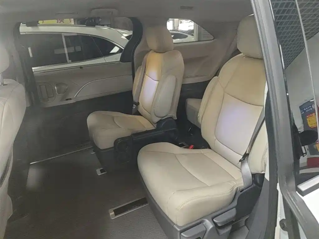 Toyota Sienna — фото 17