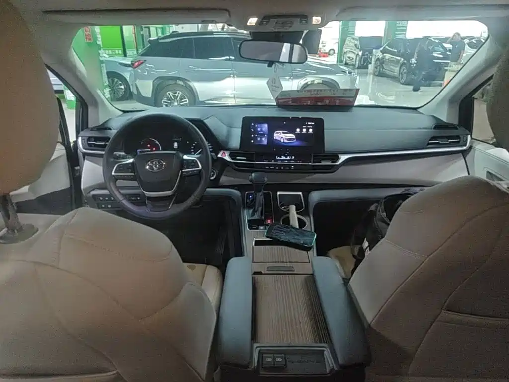 Toyota Sienna — фото 10