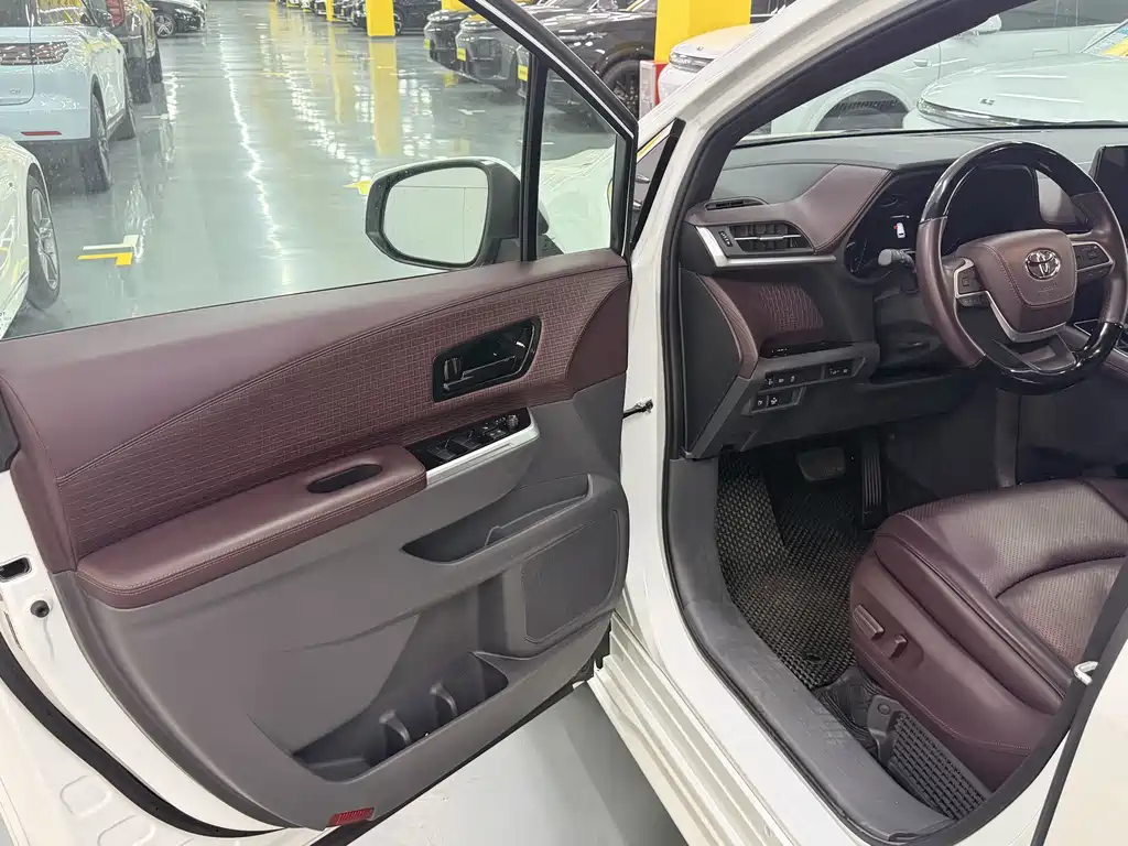 Toyota Sienna — фото 3