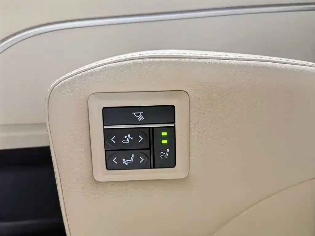 Toyota Sienna — фото 10