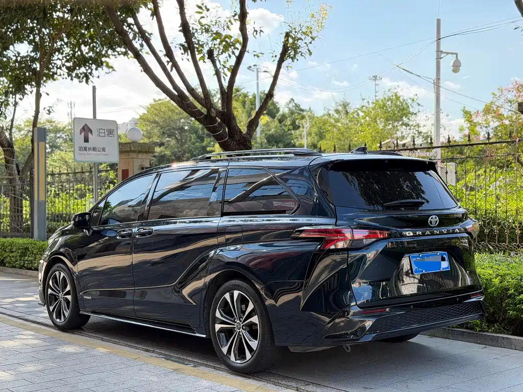Toyota Granvia — фото 3