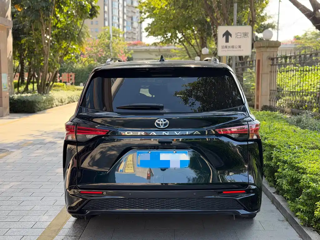 Toyota Granvia — фото 4