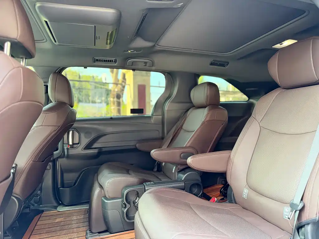Toyota Granvia — фото 6