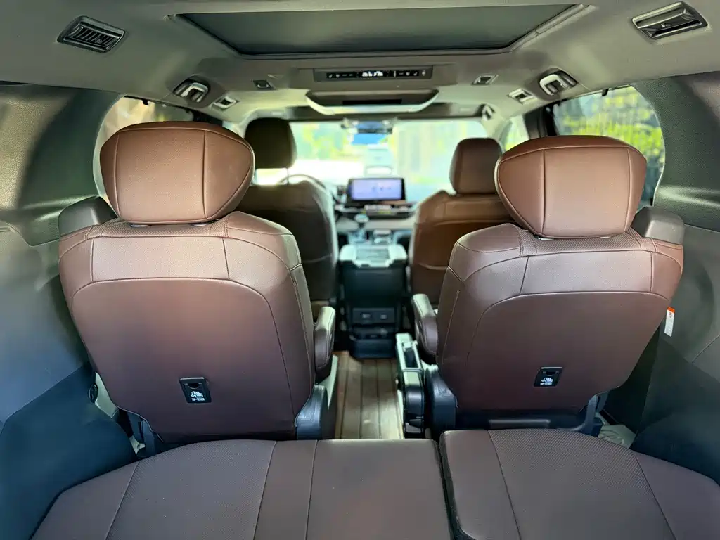 Toyota Granvia — фото 8