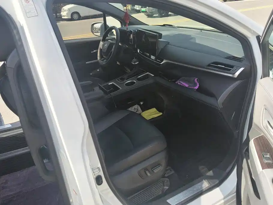 Toyota Granvia — фото 8