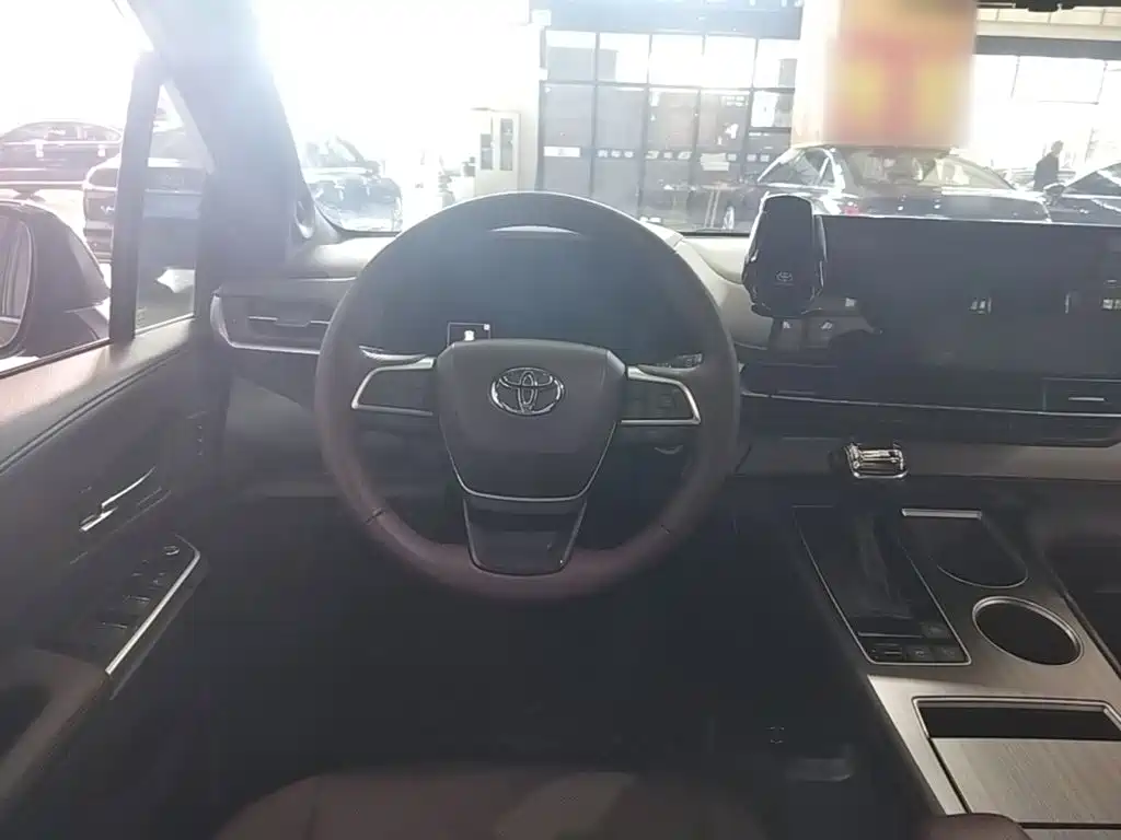 Toyota Granvia — фото 11