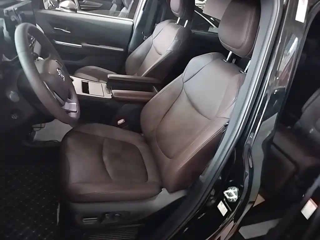Toyota Granvia — фото 15