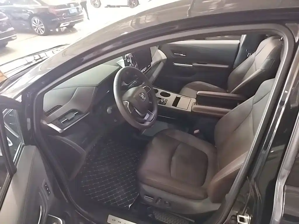 Toyota Granvia — фото 16