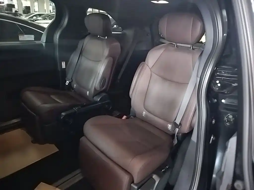 Toyota Granvia — фото 17