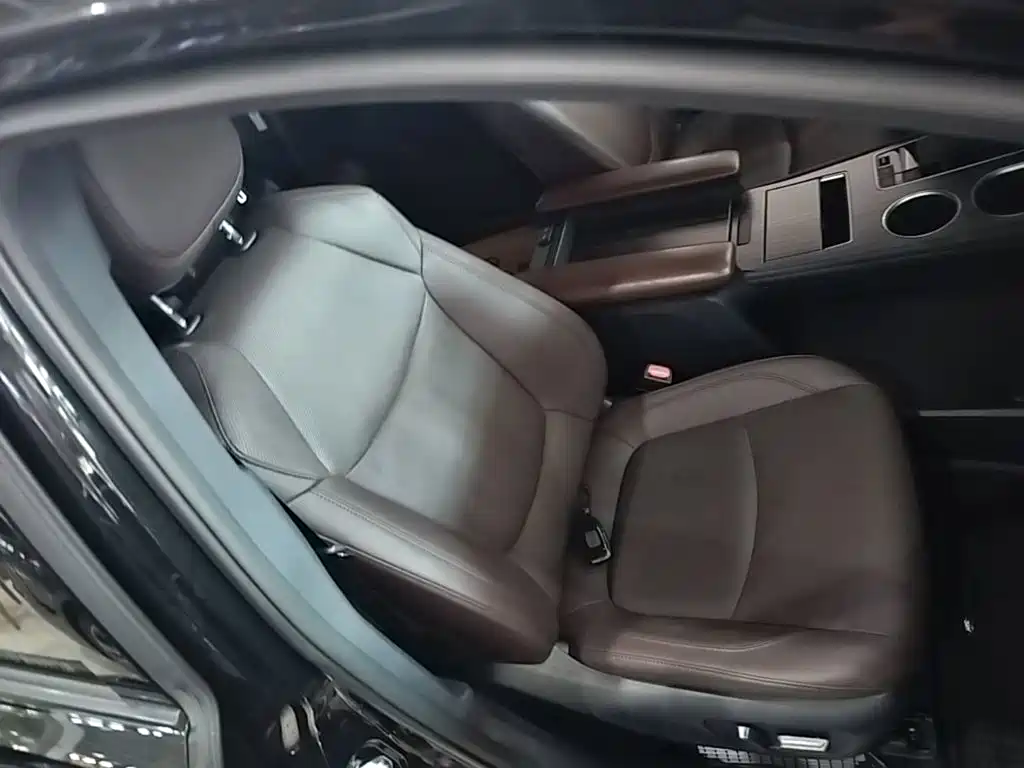 Toyota Granvia — фото 25