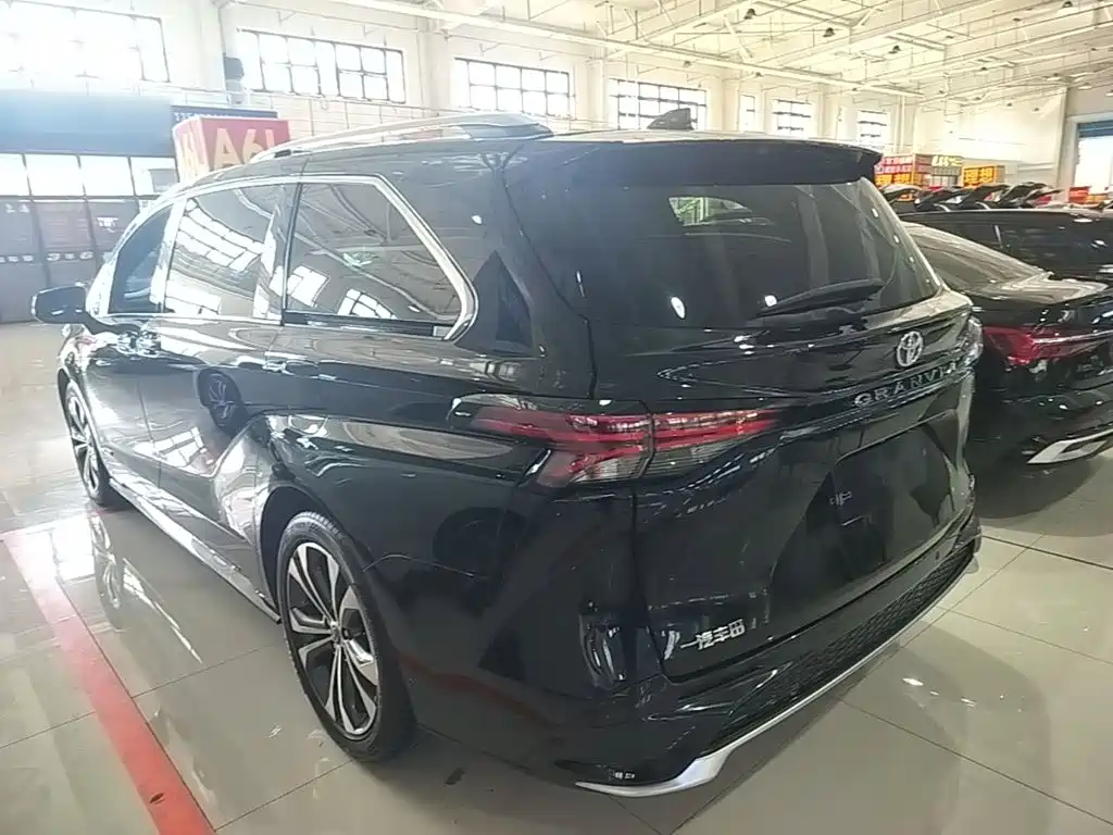 Toyota Granvia — фото 5
