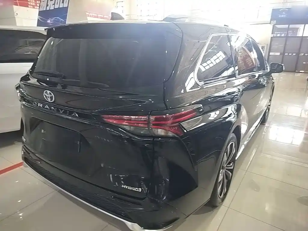Toyota Granvia — фото 7